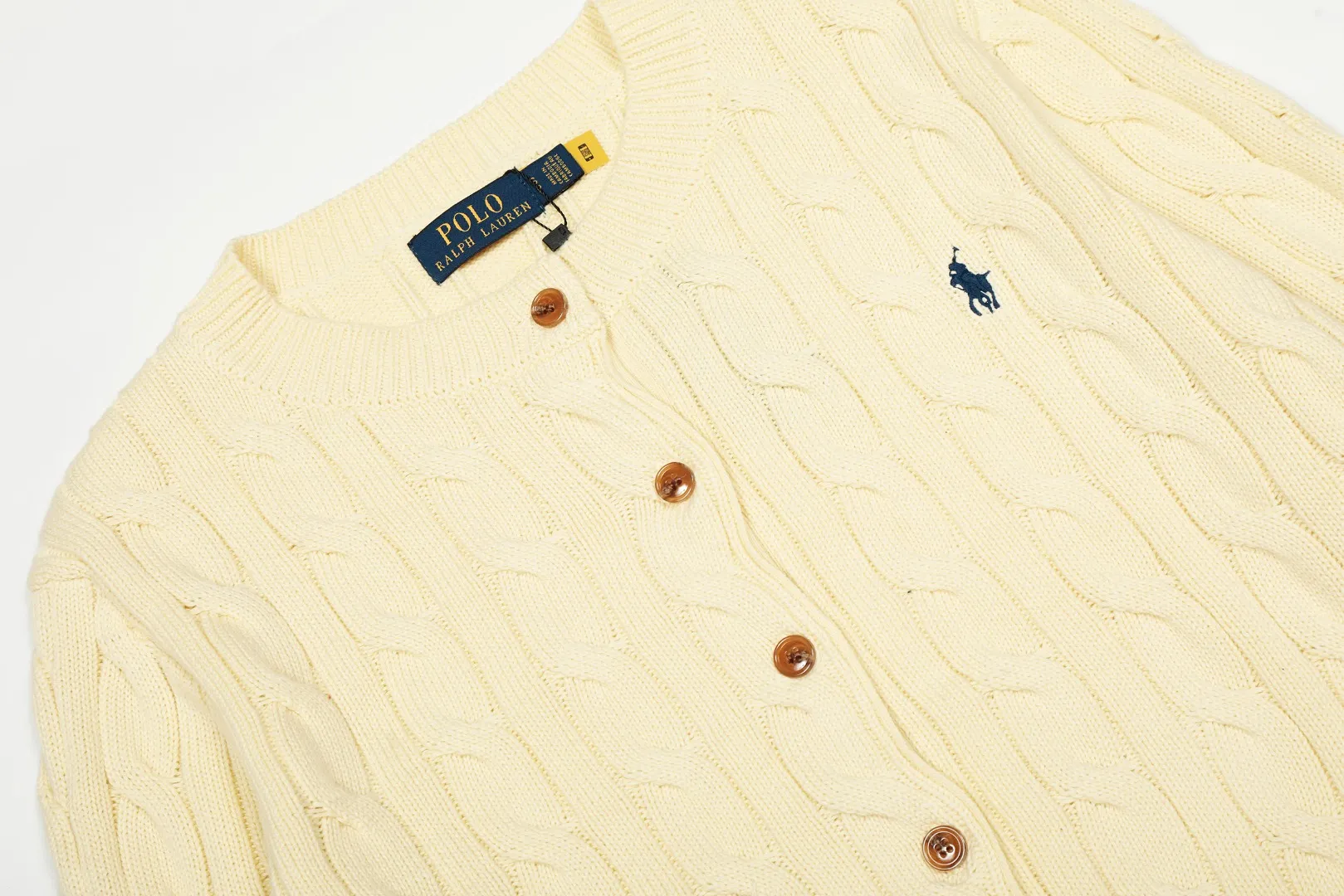 P230 Top quality" Style number: DS006# (not off the shelves all year round) [Ralph Lauren round neck solid color pony embroidery logo twist knitted cardigan] ✅Ralph Lauren Ralph Lauren classic basic versatile knitted cardigan jacket for all seasons ✅Main supplier platform live broadcast Wholesale entity Replacement if out of stock Not off the shelf ✅ZP quality 1:1 version Scan the code to enter the GF website Counter quality ✅Detailed quality The only one in Guangzhou Imported quality cotton yarn Focus on high-end, cost-effective, and good quality. Needless to say, the version is restored to the original version. The maximum size can be worn up to 160 pounds. Loose, comfortable and stress-free. ✅The upper body is simple and easy to match. A must-have for goddess ootd. Good-looking clothes are never picky. Must-have items in goddess wardrobe. Size: S- Navy blue white label Navy blue red label